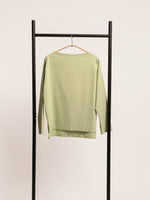 Bluză basic verde pal cu decolteu bărcuță, model casual