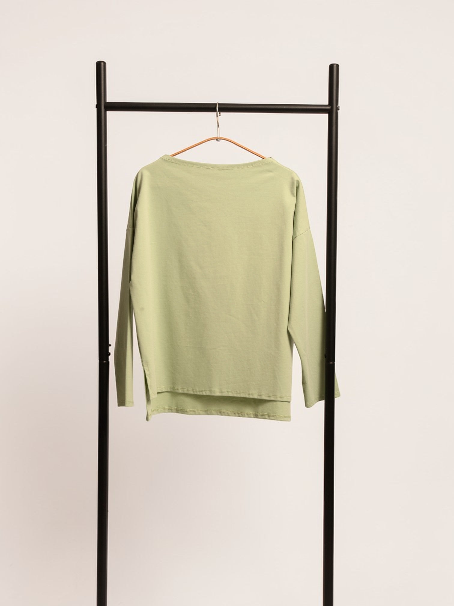 Bluză basic verde pal cu decolteu bărcuță, model casual