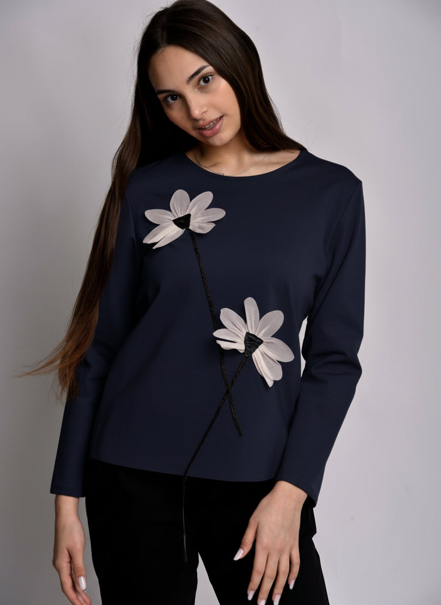 Bluză bleumarin cu floare aplicată și mânecă lungă, stil elegant