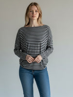 Bluză din bumbac cu dungi gri purtată cu jeans, ținută casual