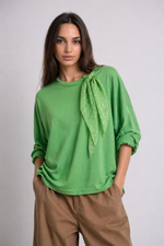Bluză verde din bumbac cu guler eșarfă purtată pe model