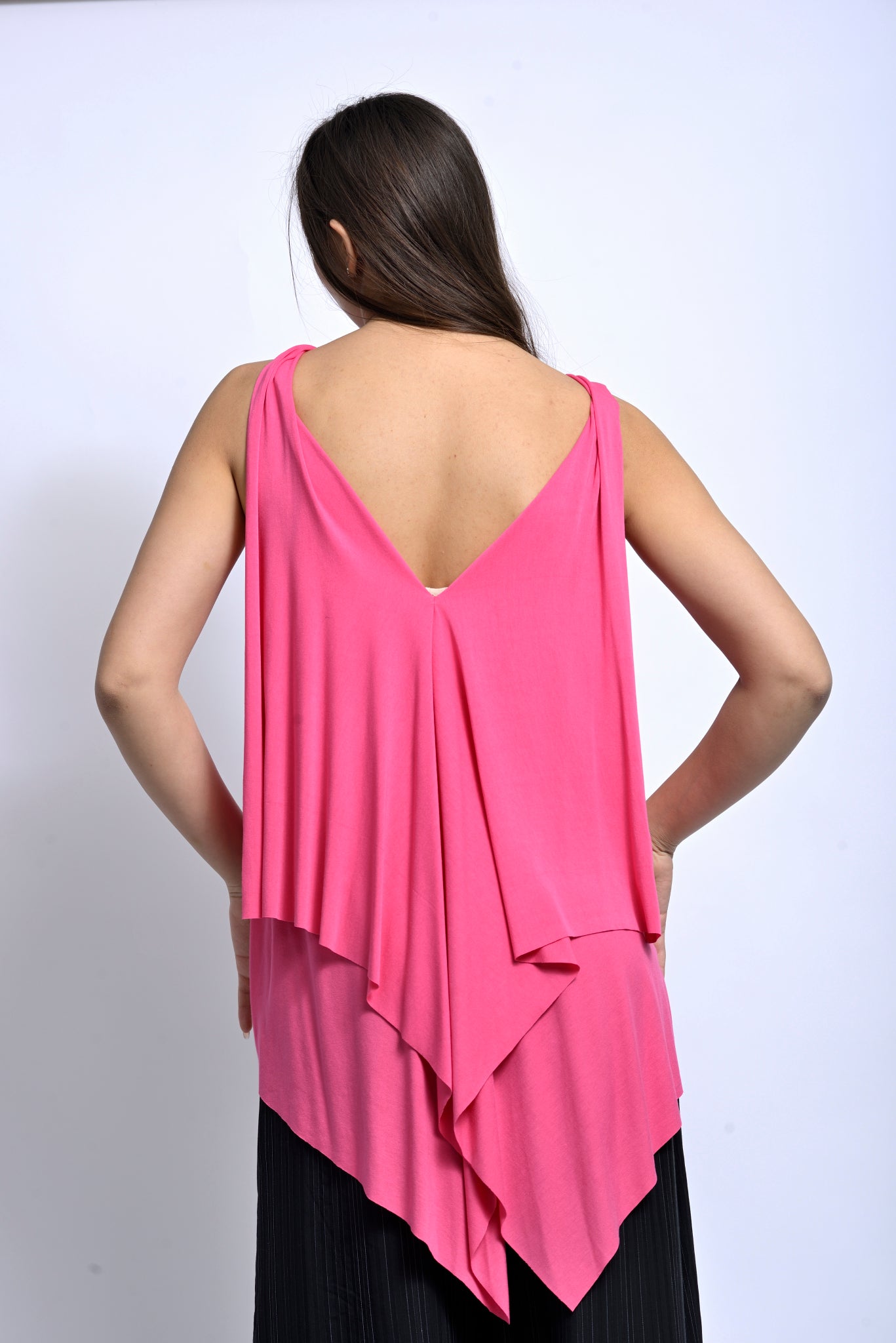 Bluză roz cu guler drapat asimetrică, vedere din spate