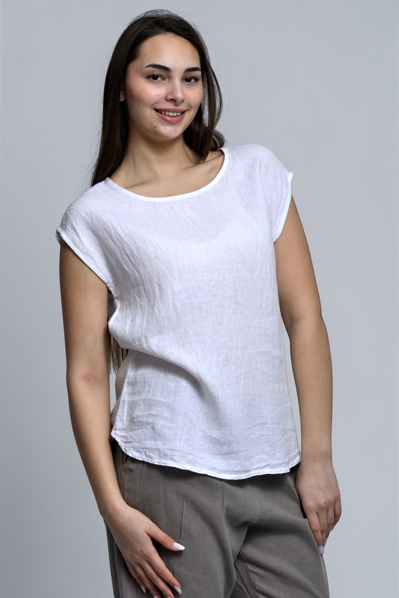 Bluză albă simplă din in, detaliu de croială lejeră
