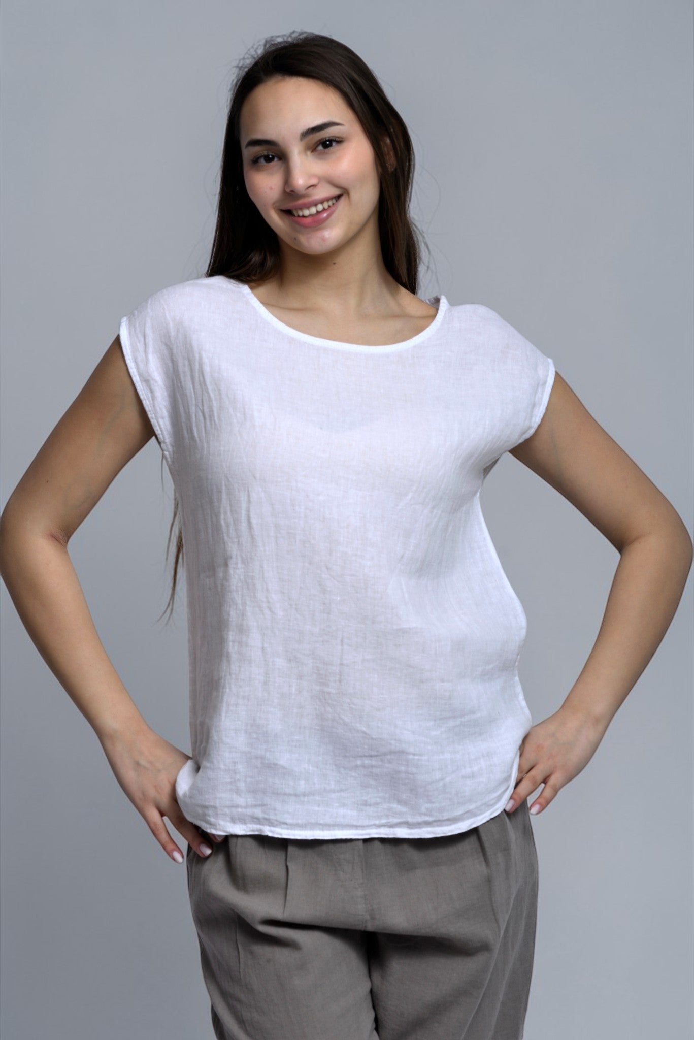 Bluză albă simplă din in purtată de model, poziție frontală