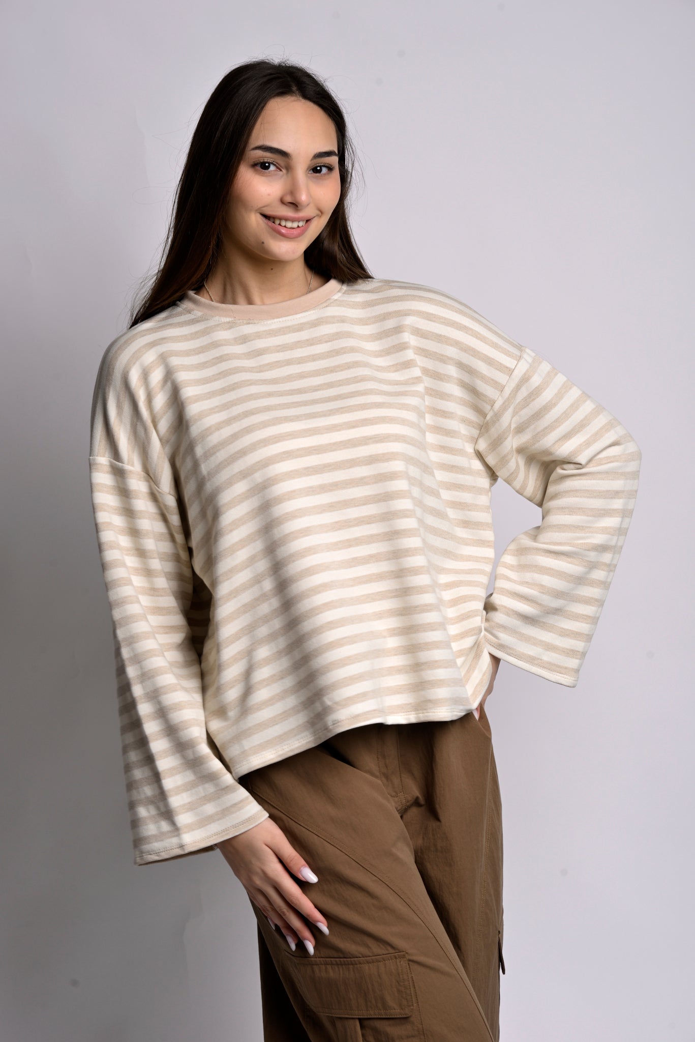 Bluză bej cu dungi, croială oversize, vedere din față