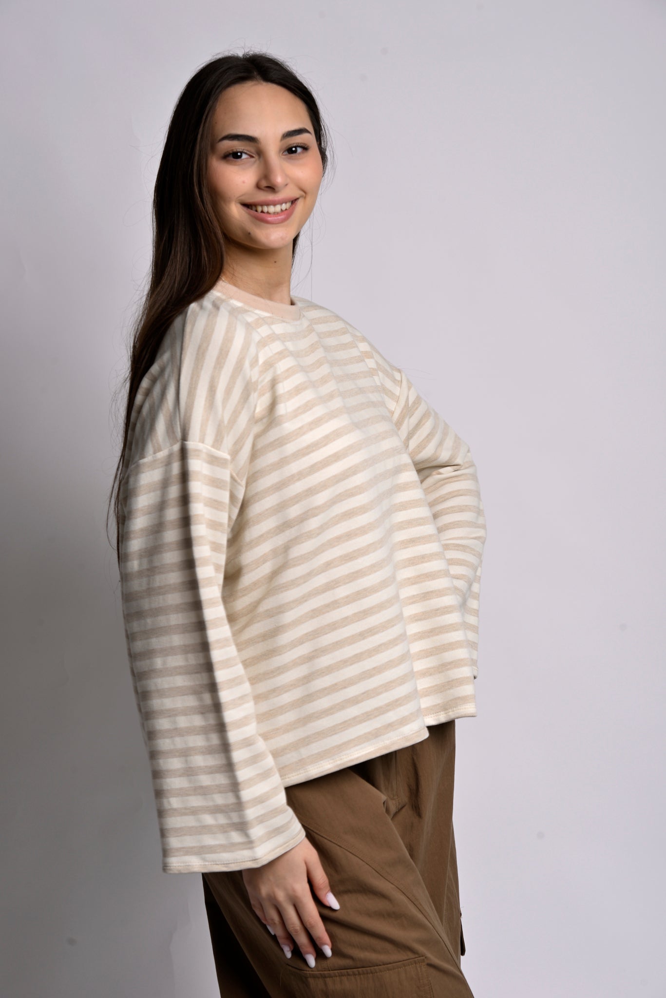 Bluză bej cu dungi, vedere laterală, model oversize