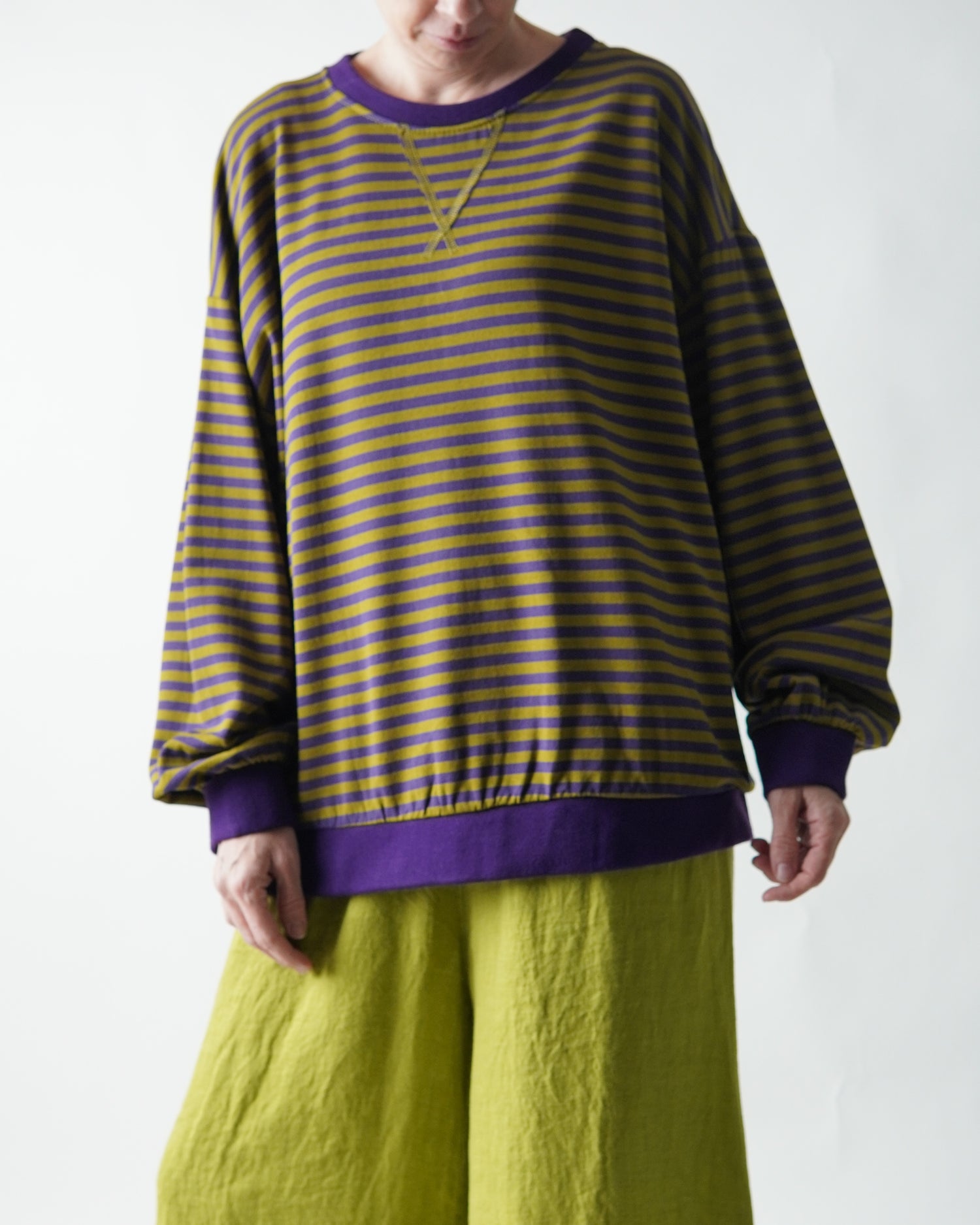 Bluză oversize cu dungi verde violet pe model