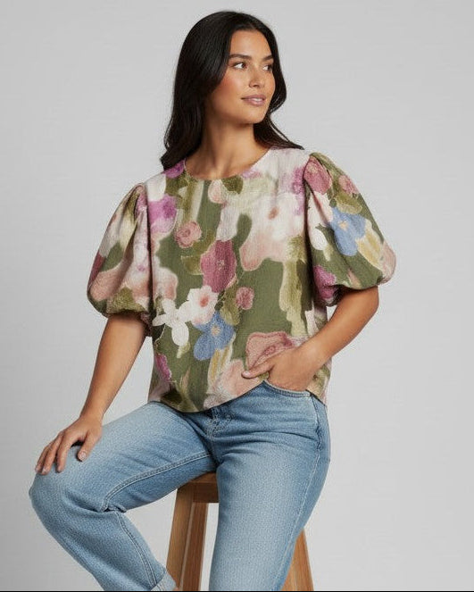 Detaliu mânecă bufantă bluză cu imprimeu floral