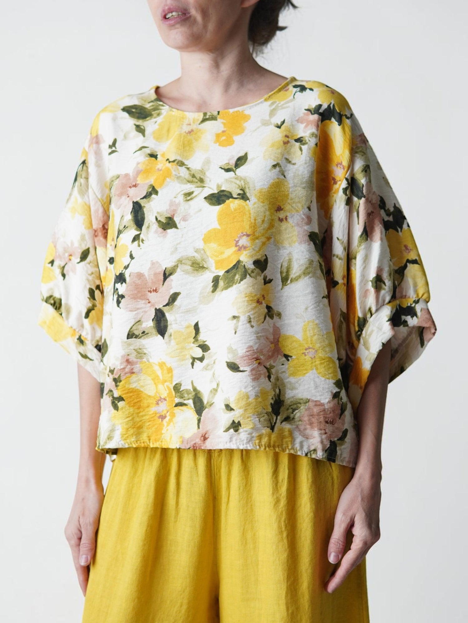 Bluză florală purtată pe model, ținută lejeră de vară