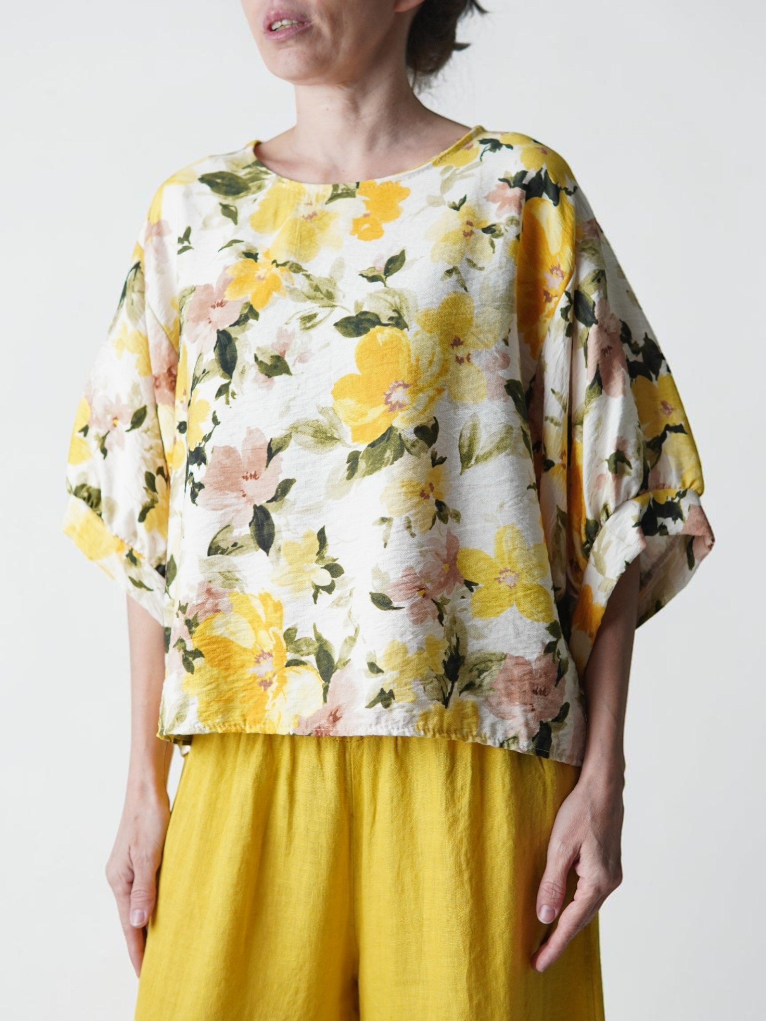 Bluză florală purtată pe model, ținută lejeră de vară