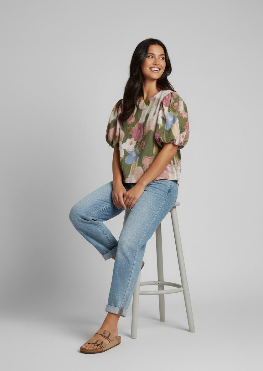 Bluză florală asortată cu jeanși pentru ținută casual