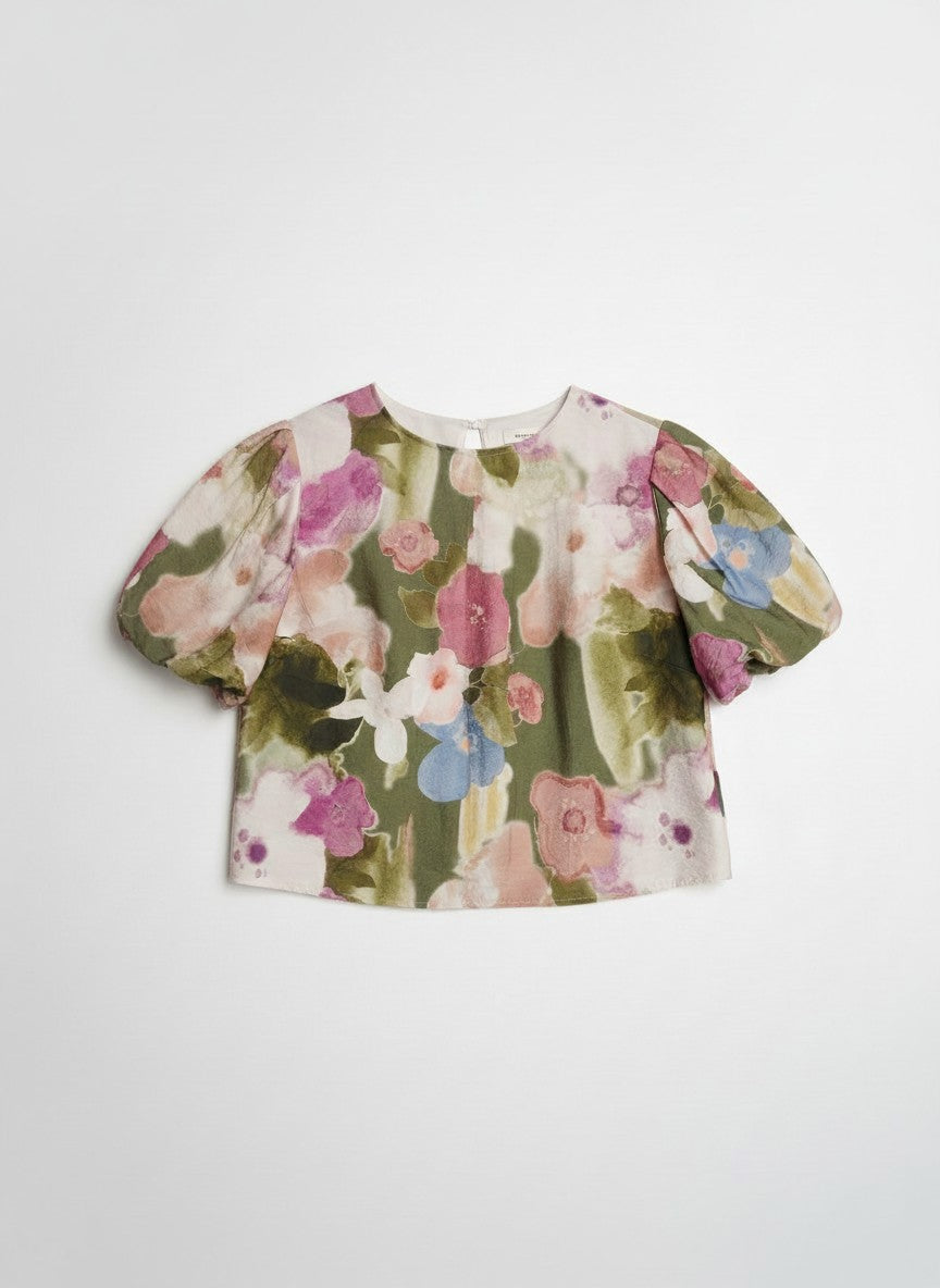 Bluză florală prezentare produs pe fundal alb