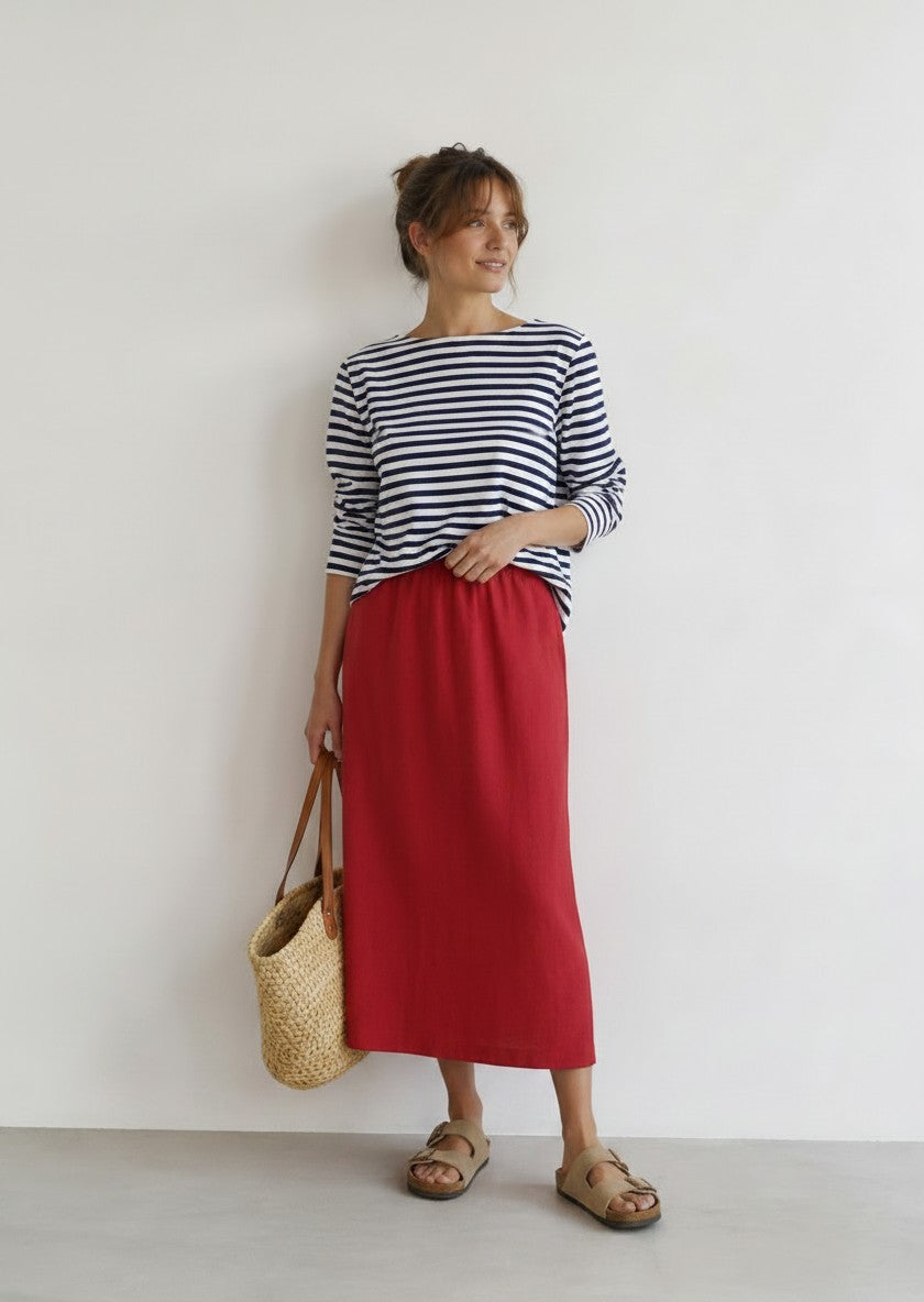 Bluză navy cu dungi purtată pe model, ținută casual modernă