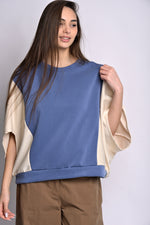 Bluză oversize albastră cu mânecă fluture bej, vedere din față