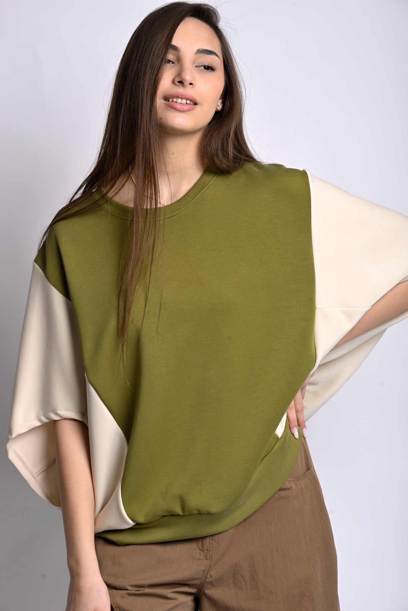 Bluză oversize albastră cu mânecă fluture, vedere laterală