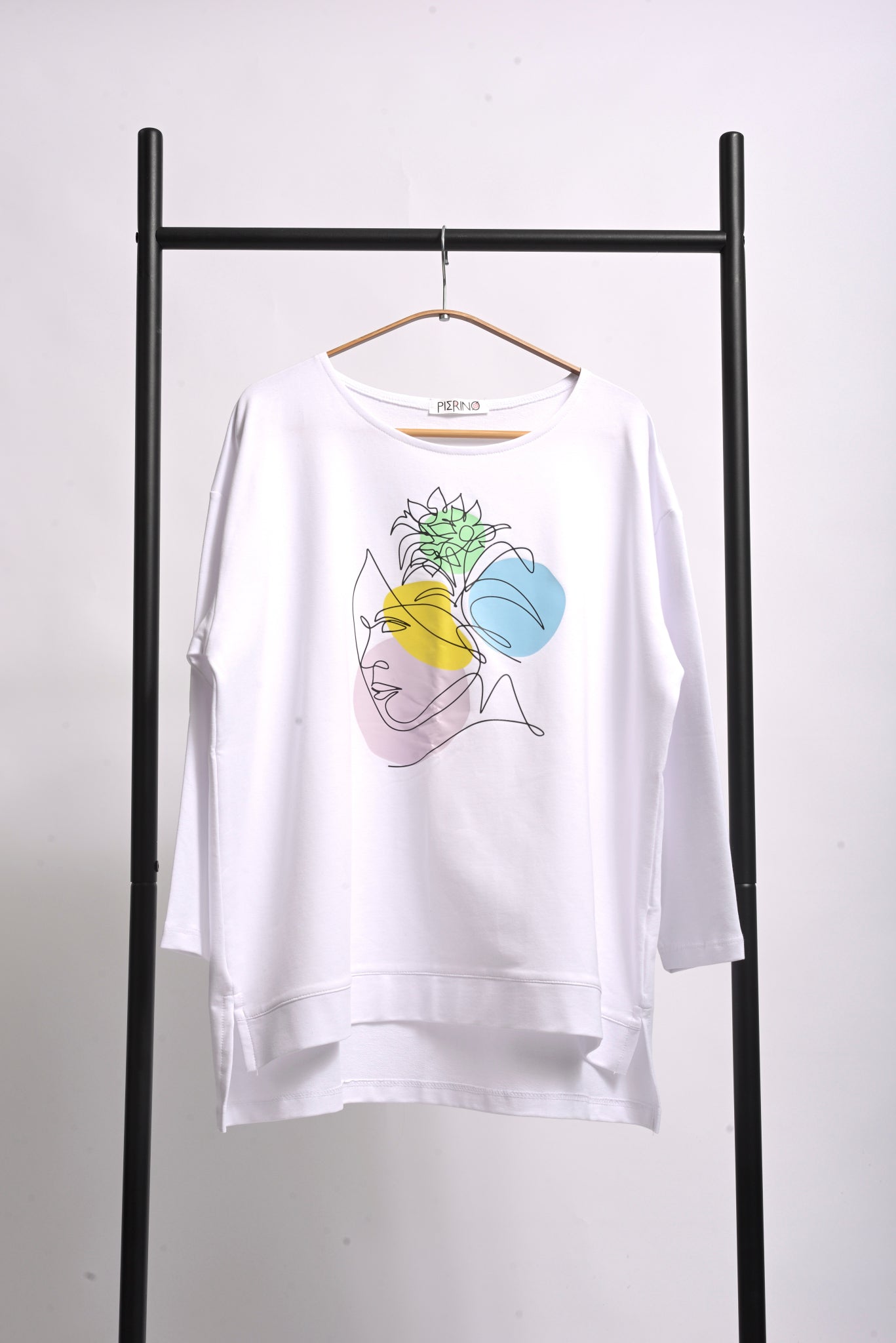 Bluză oversize din bumbac cu print chip colorat, culoare alb
