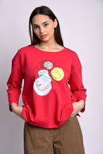 Bluză oversize din bumbac cu print chip purtată de model, stil casual