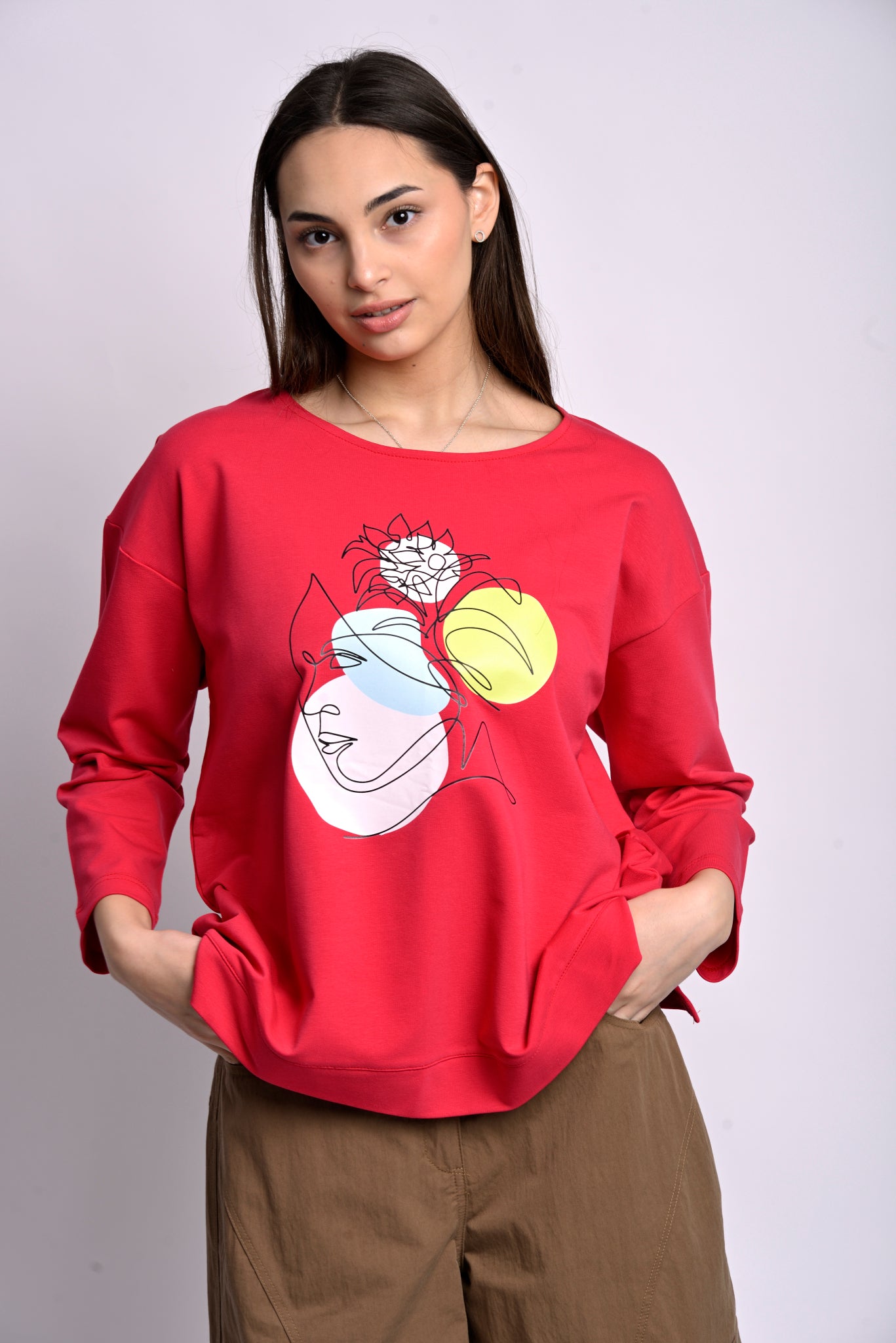 Bluză oversize din bumbac cu print chip purtată de model, stil casual