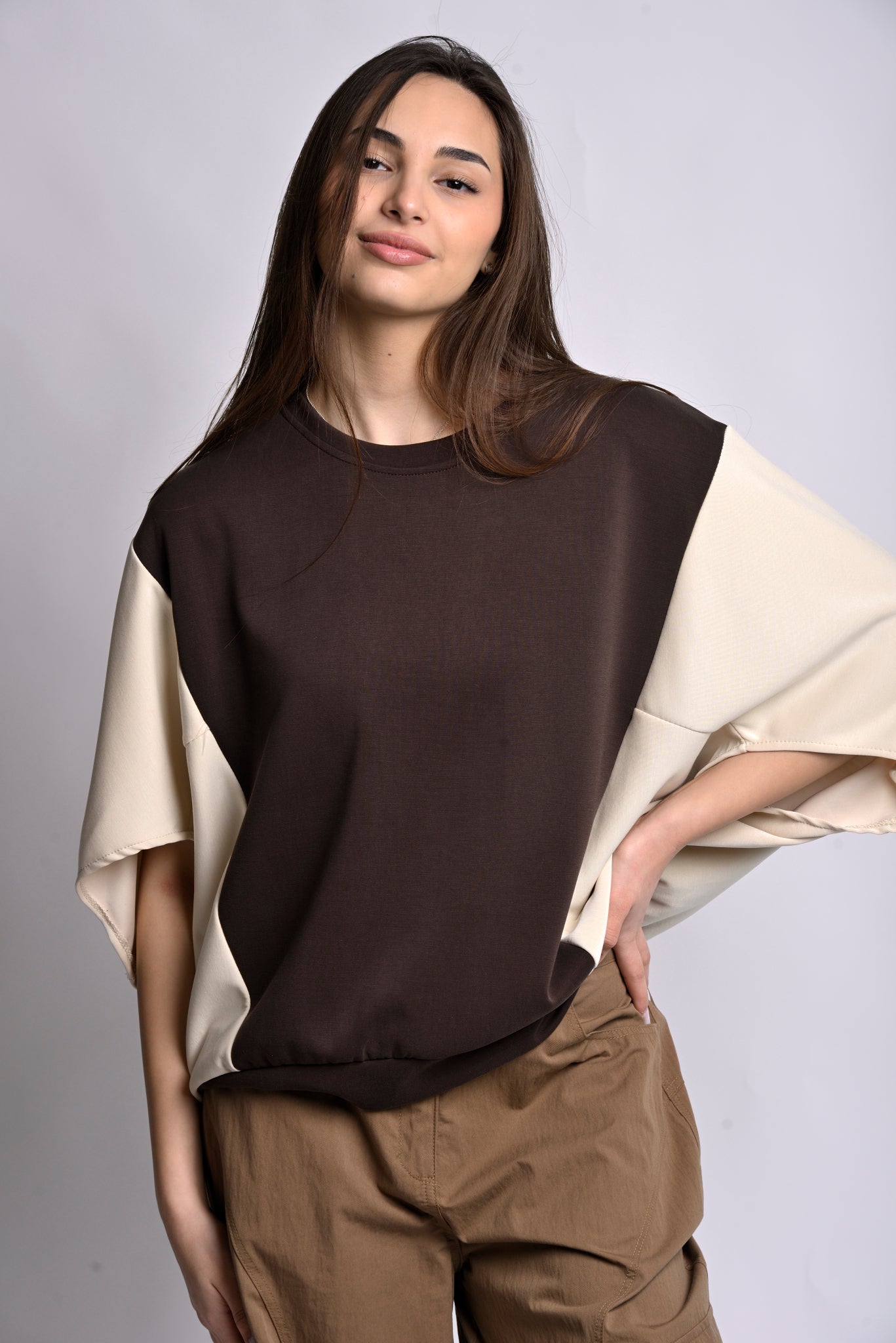 Bluză oversize maro cu mânecă fluture în contrast, vedere din față
