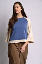 Bluză oversize albastru cu bej, vedere laterală, croială lejeră