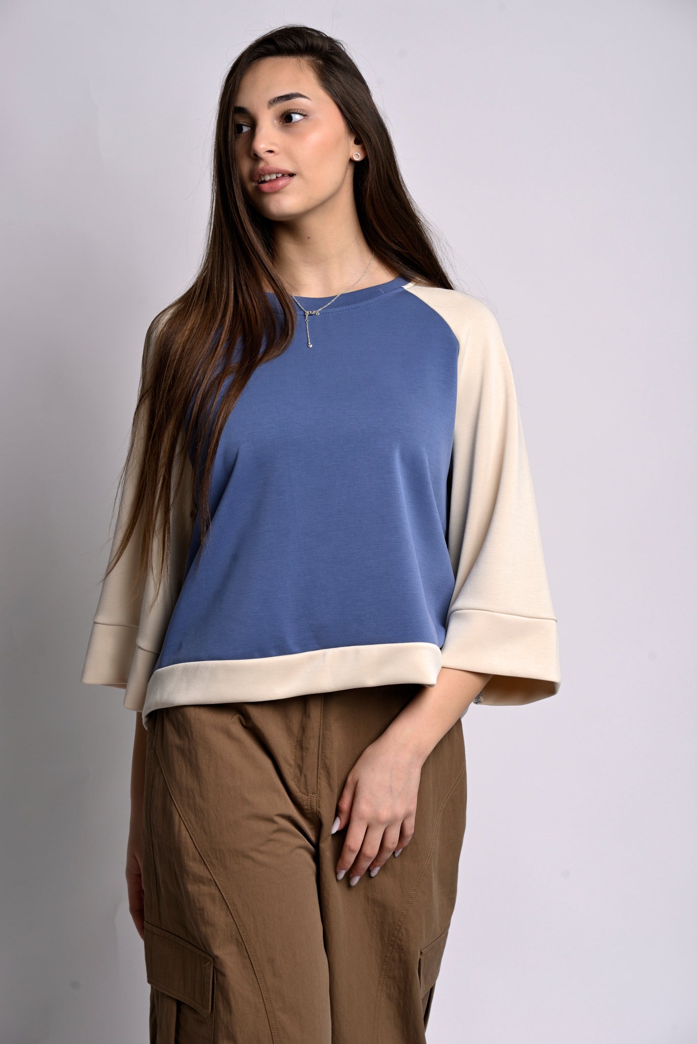 Bluză oversize albastru cu bej, vedere laterală, croială lejeră