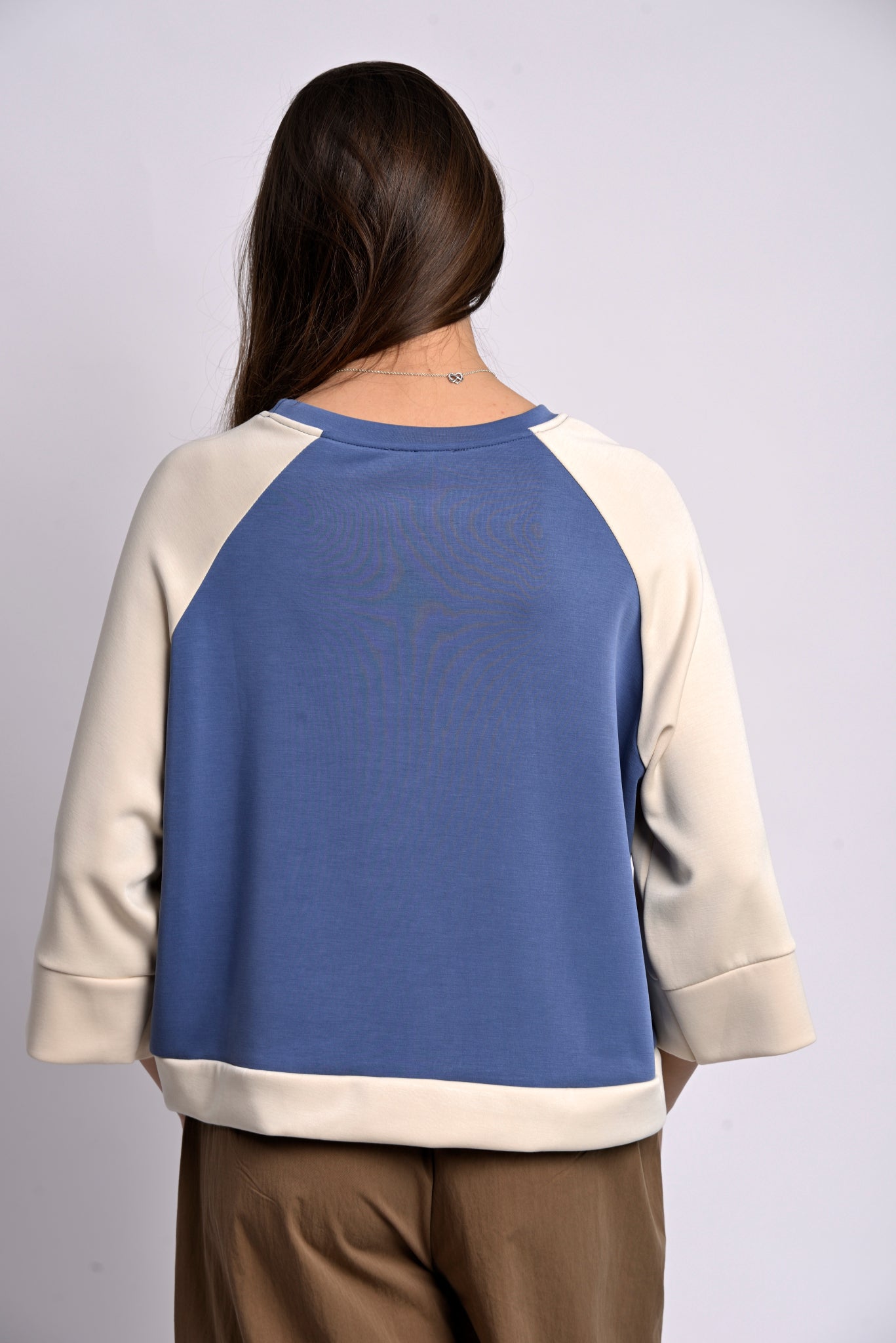 Bluză oversize bicolor albastru cu bej, vedere din spate