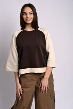 Bluză oversize bicolor maro cafea cu bej, mânecă raglan, vedere din față