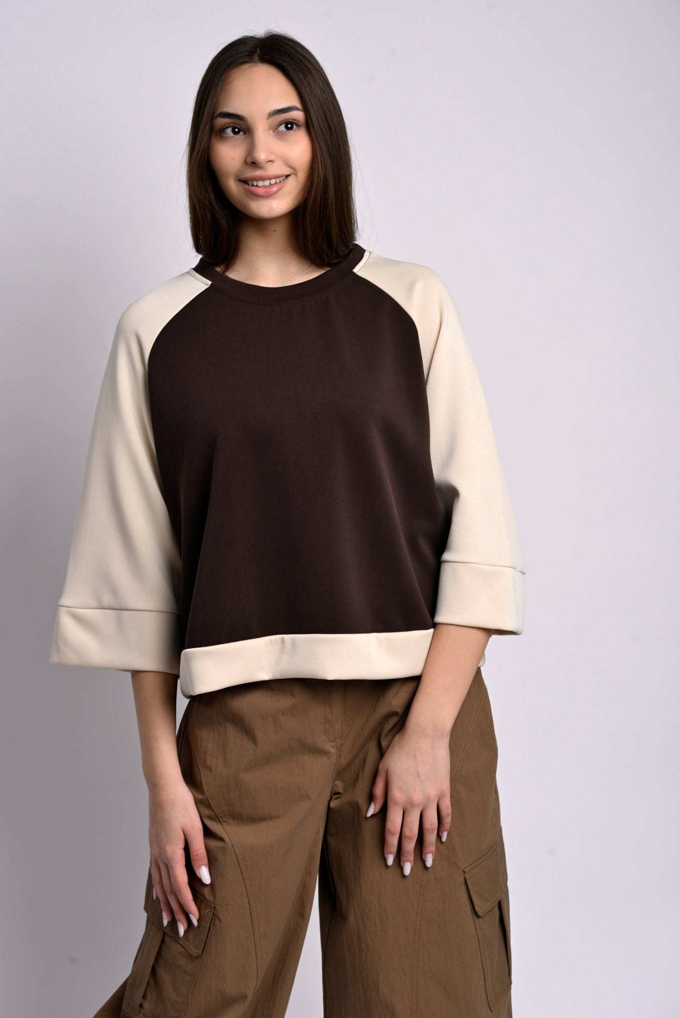 Bluză oversize bicolor maro cafea cu bej, mânecă raglan, vedere din față