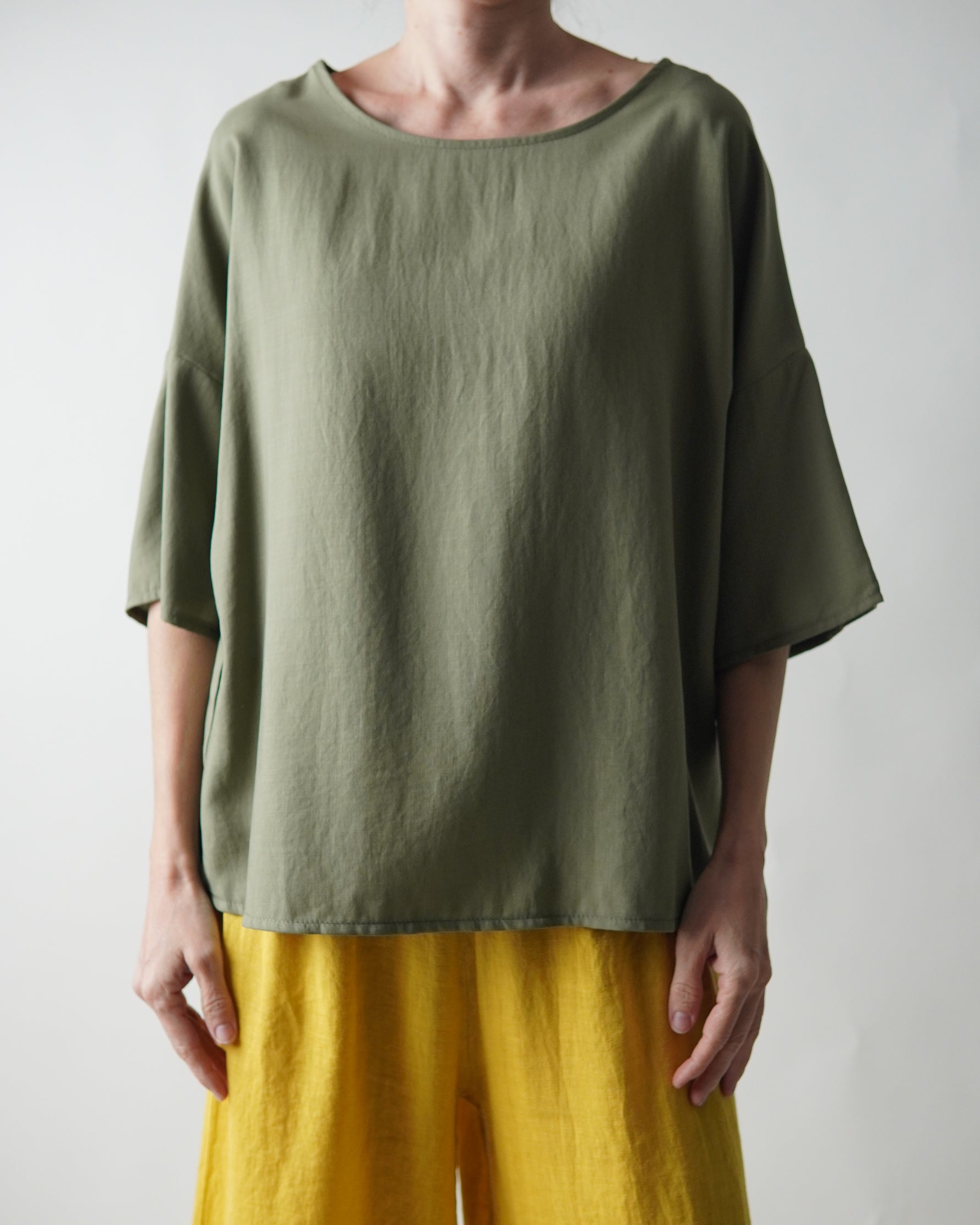 Bluză oversize verde cu mâneci largi și croială relaxată
