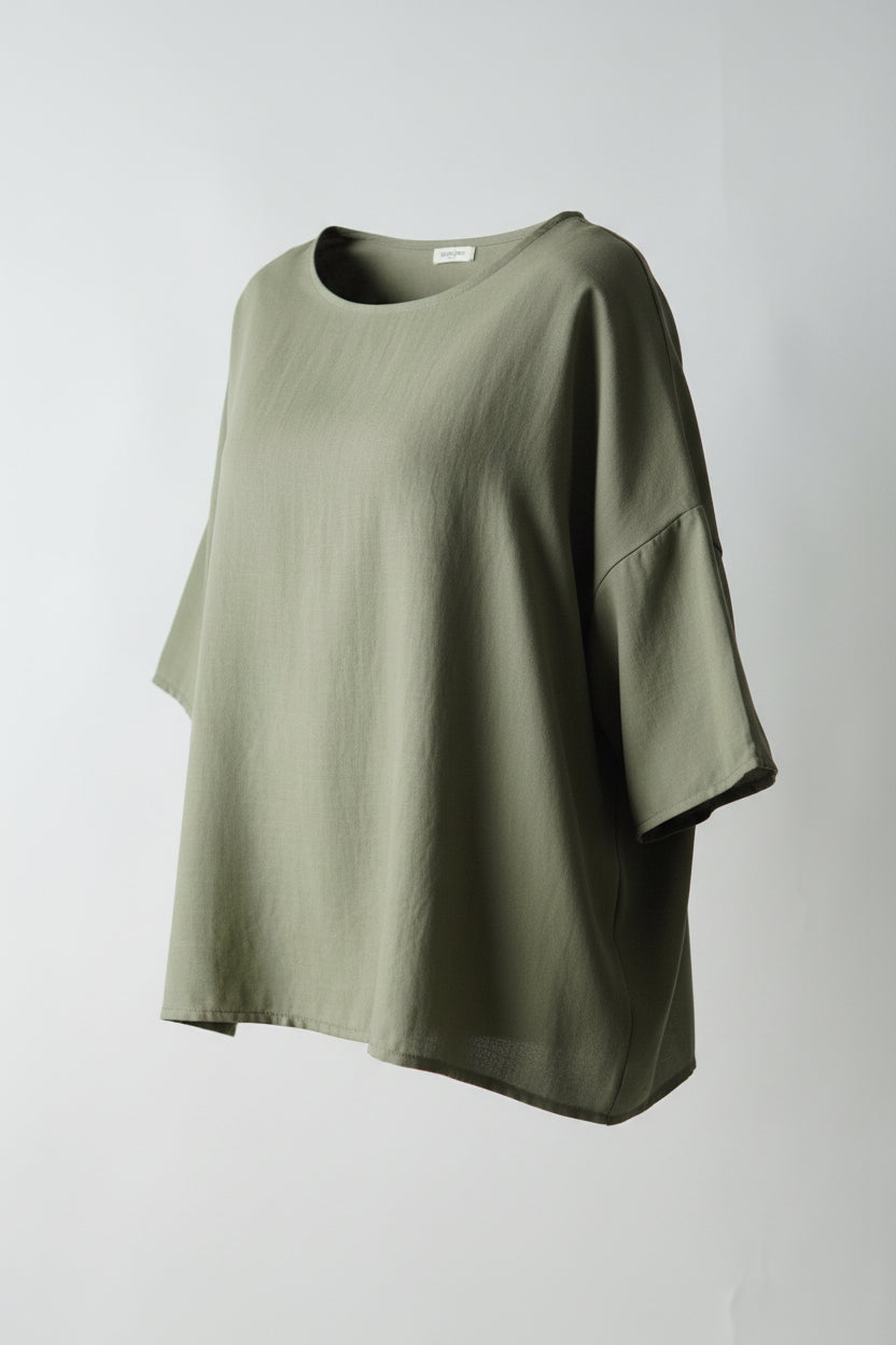 Bluză oversize verde purtată frontal, stil casual lejer