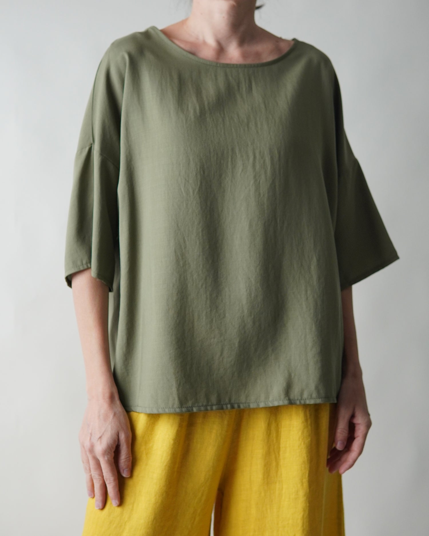 Bluză oversize verde vedere laterală, croi fluid