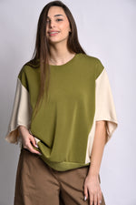 Bluză oversize verde cu mânecă fluture bicolor, vedere din față