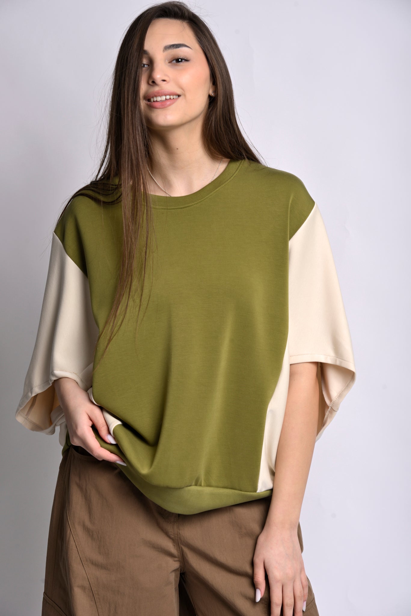 Bluză oversize verde cu mânecă fluture bicolor, vedere din față
