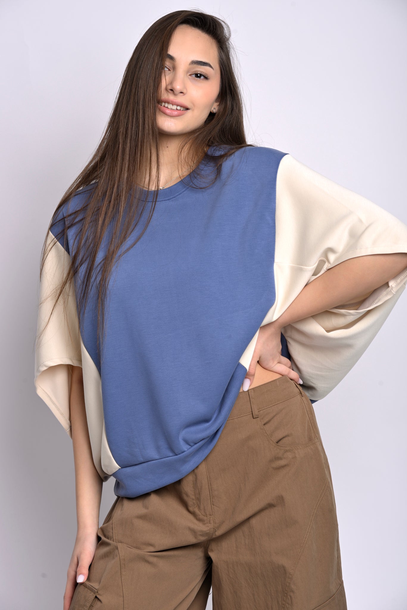 Bluză oversize verde cu design bicolor și mânecă fluture, vedere din profil