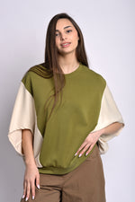 Bluză oversize verde cu mânecă fluture purtată în ținută casual