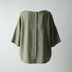 Bluză oversize verde cu nasturi la spate, design modern