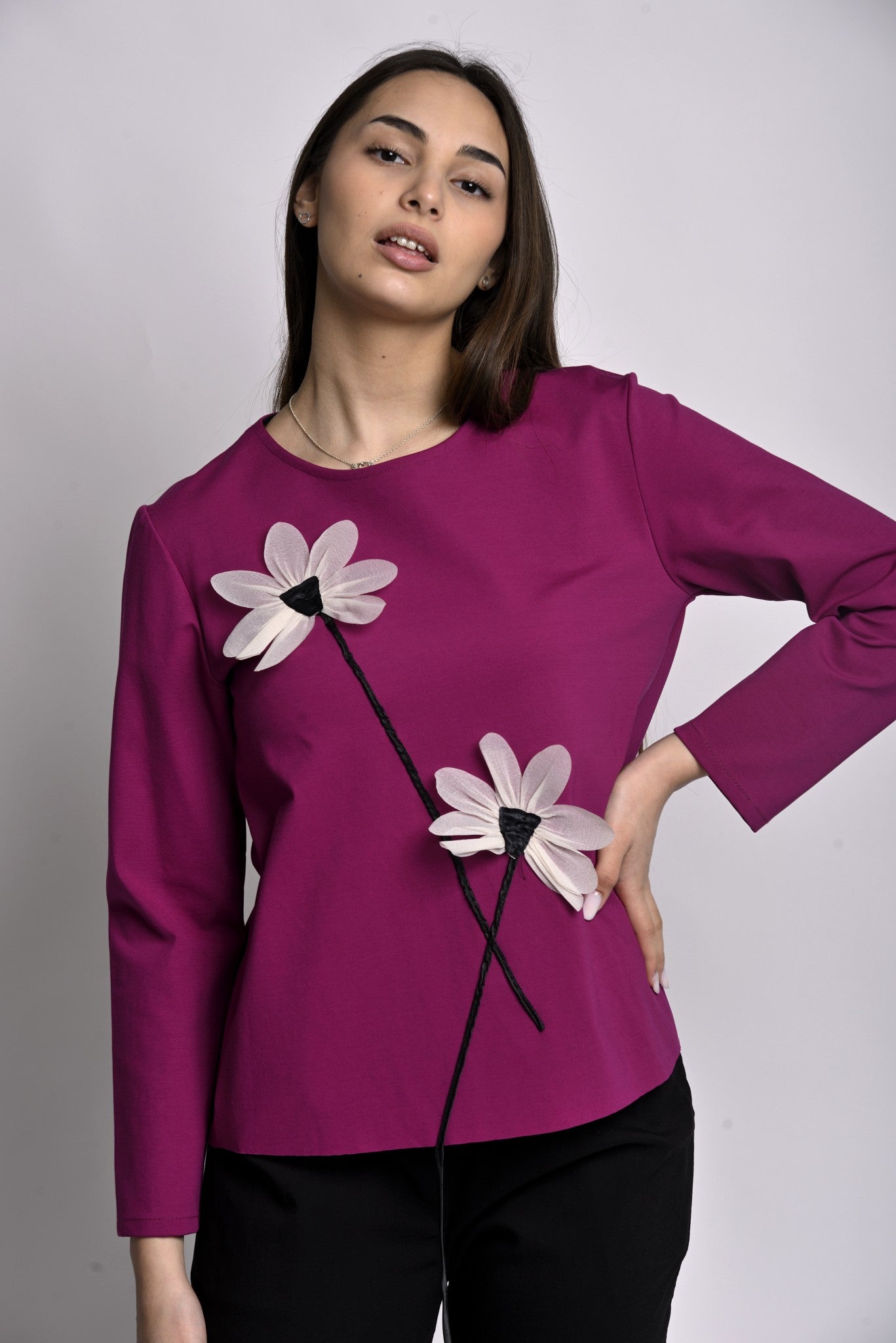 Bluză roz închis cu floare aplicată, model casual feminin