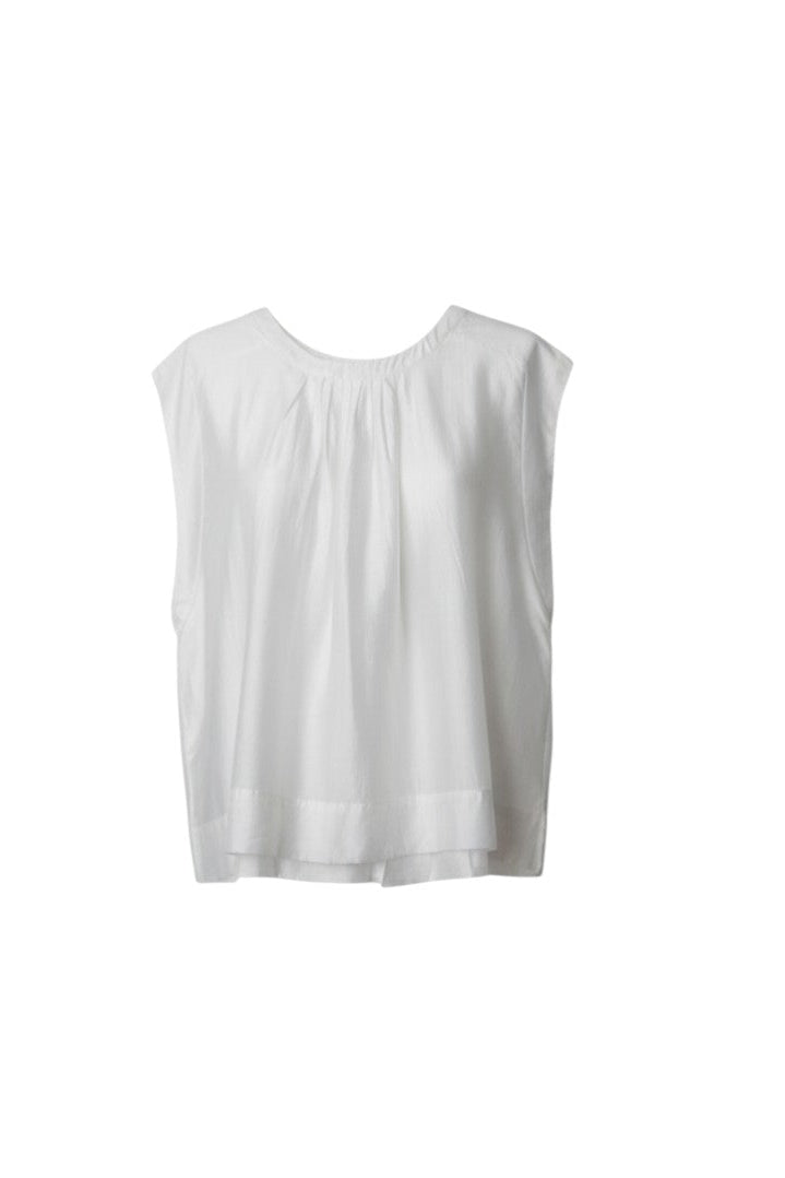 Bluză satinată albă fără mâneci, cu pliuri la baza gulerului