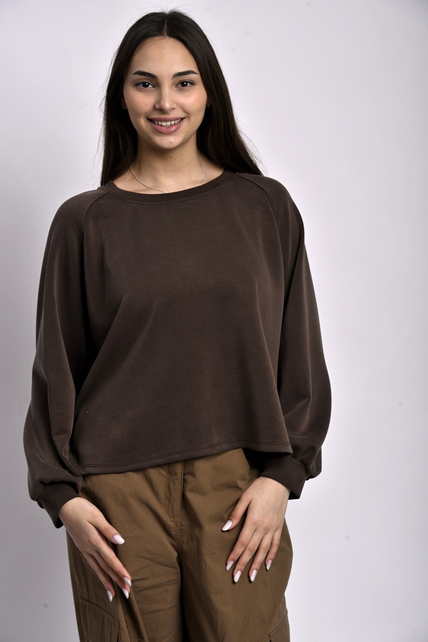 Bluză tip sweatshirt maro cafea purtată de model, croială lejeră