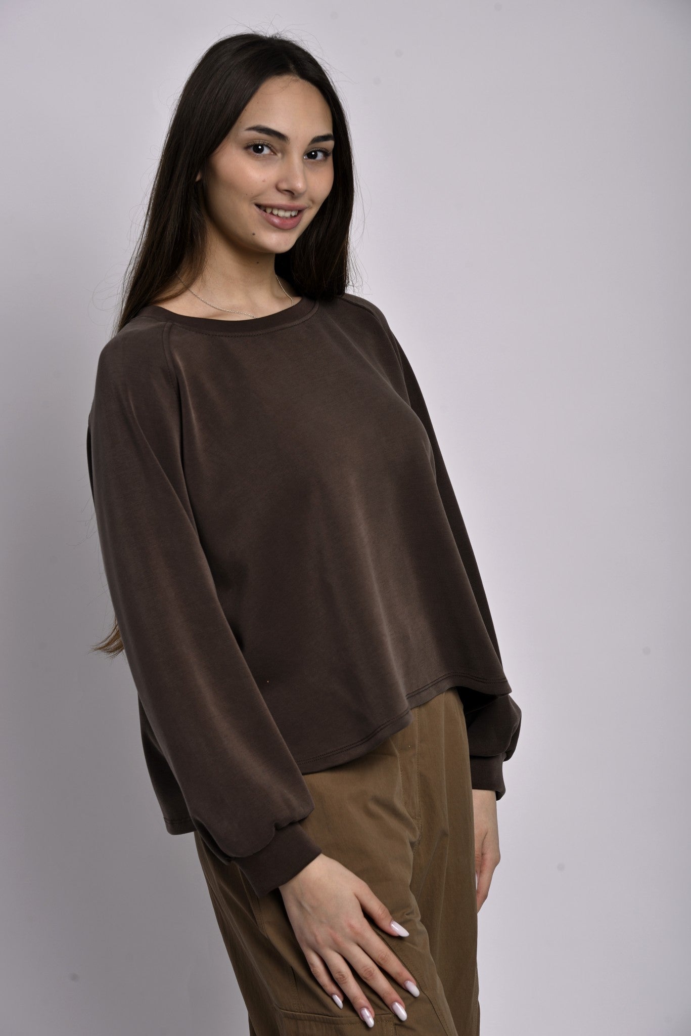 Bluză tip sweatshirt maro cafea, profil model, design lejer