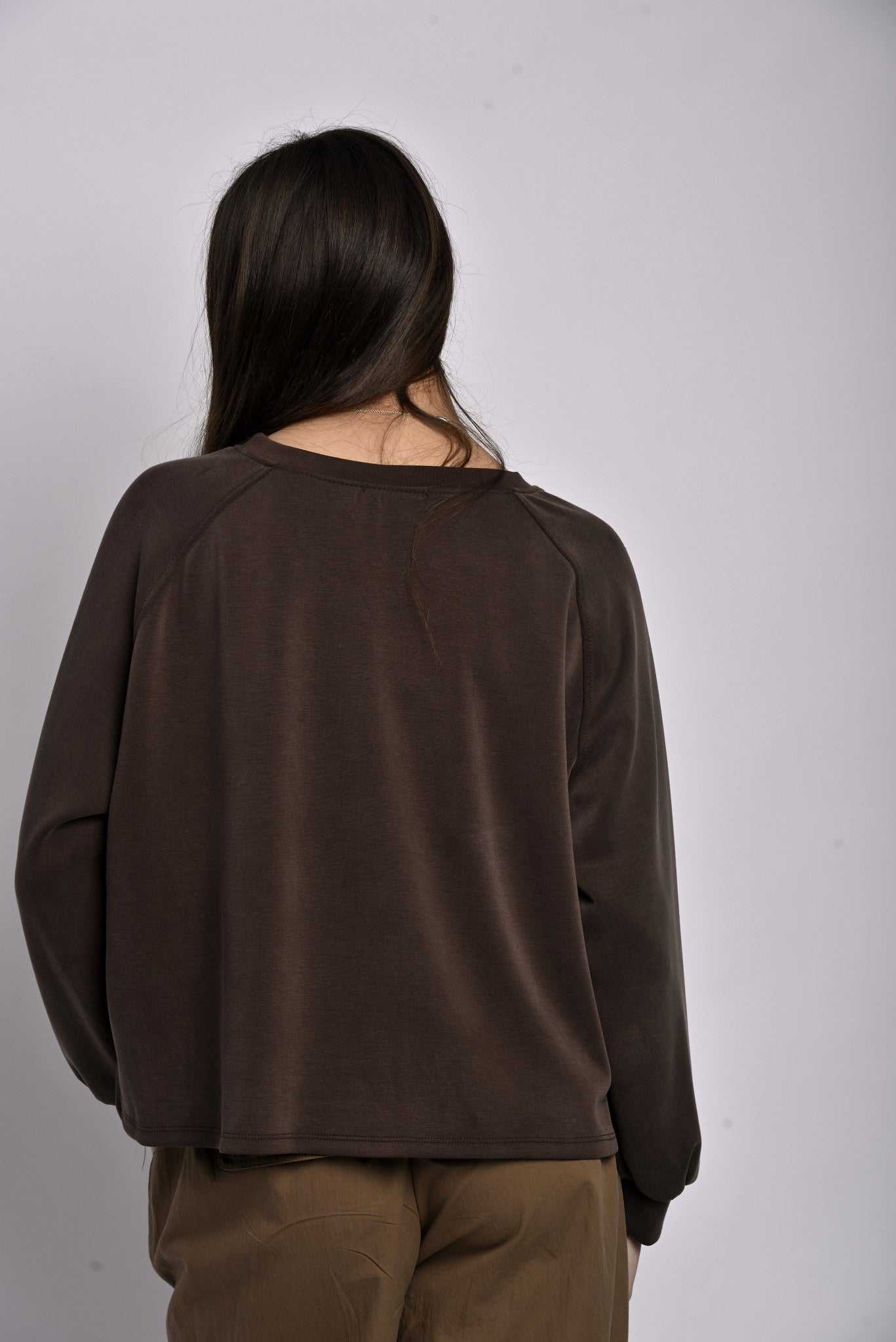 Bluză tip sweatshirt maro cafea, vedere din spate