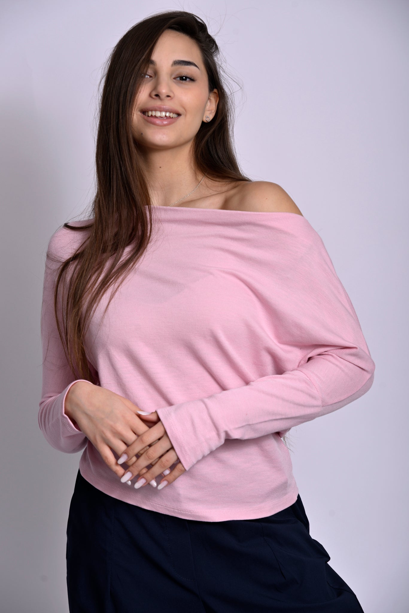 Bluză roz din tricot moale cu croială lejeră, vedere din față