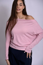 Bluză roz din tricot cu umeri căzuți și cădere fluidă, vedere laterală