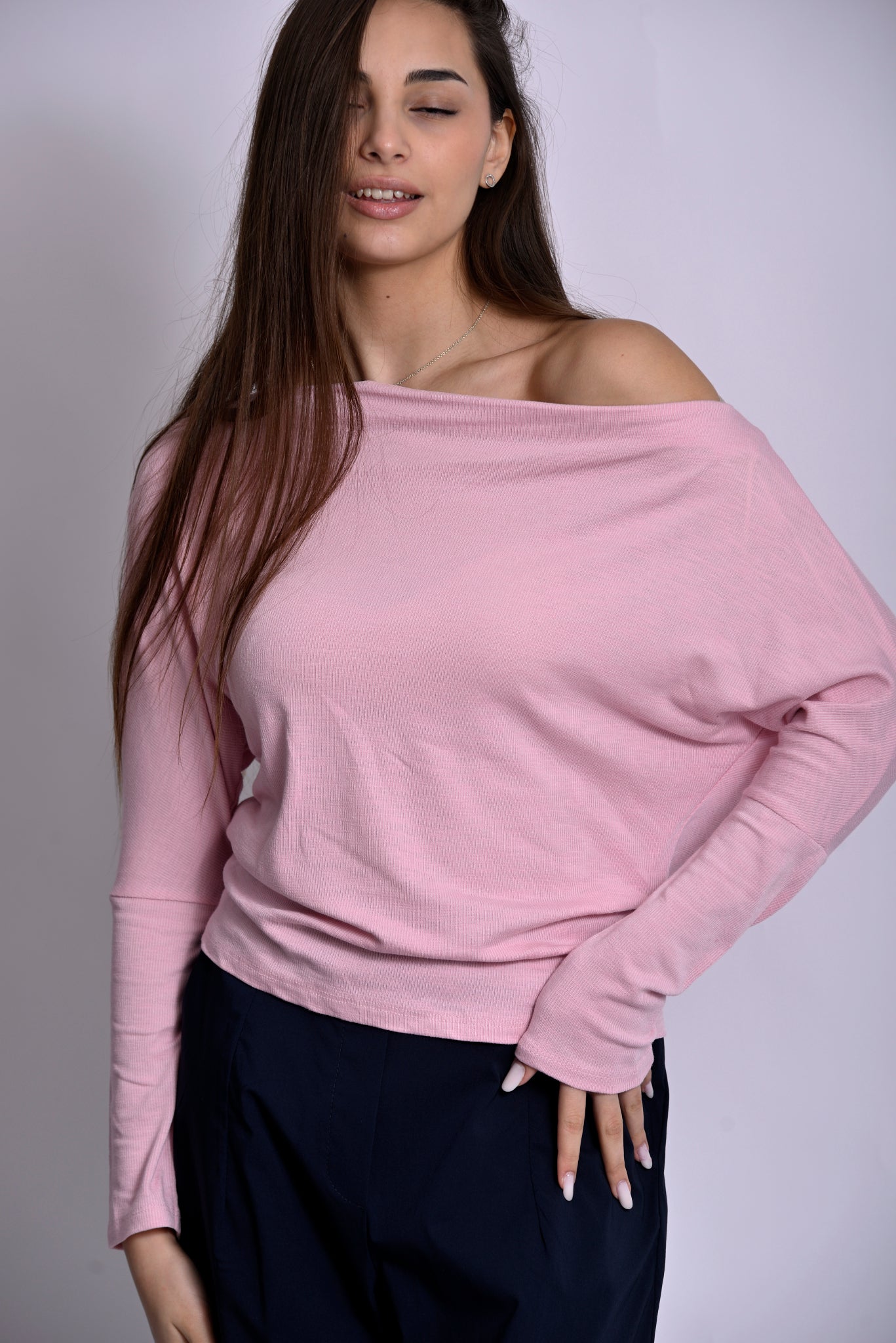 Bluză roz din tricot cu umeri căzuți și cădere fluidă, vedere laterală