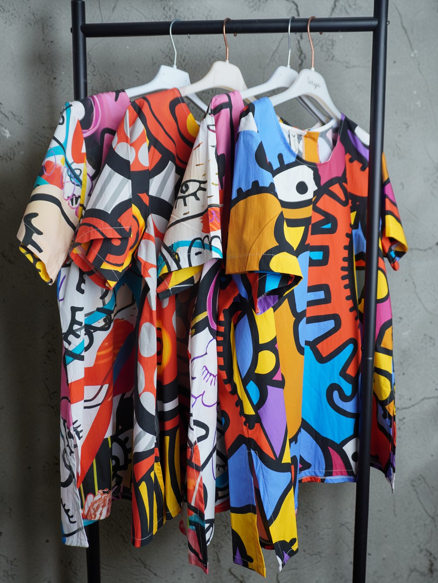 Bluză tricou cu imprimeu graffiti colorat, croială lejeră