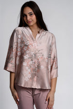 Bluză tip tunică satinată cu imprimeu floral pastel, vedere din față