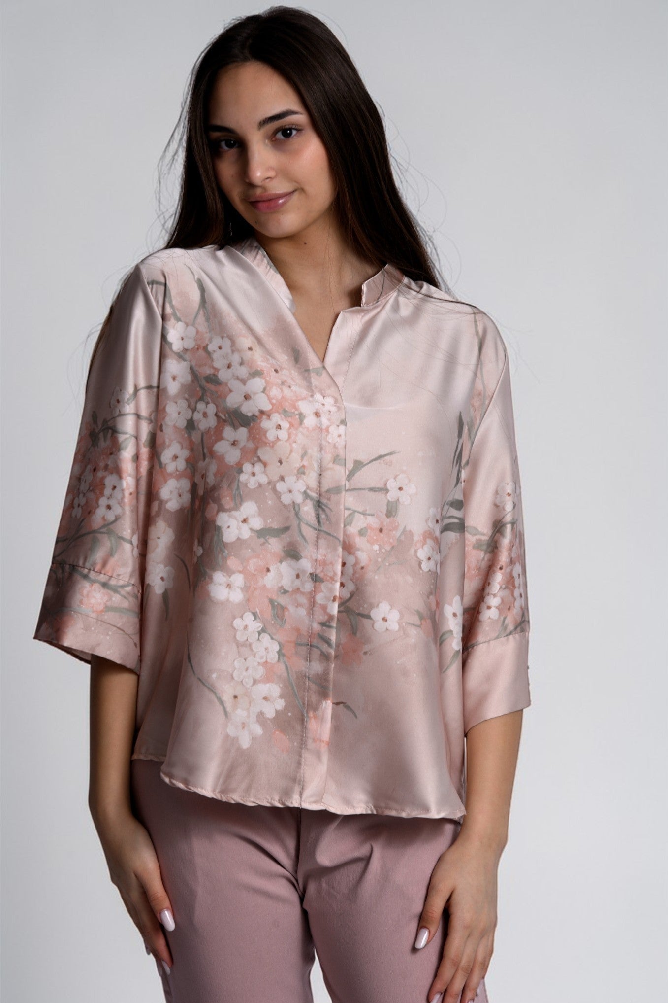 Bluză tip tunică satinată cu imprimeu floral pastel, vedere din față