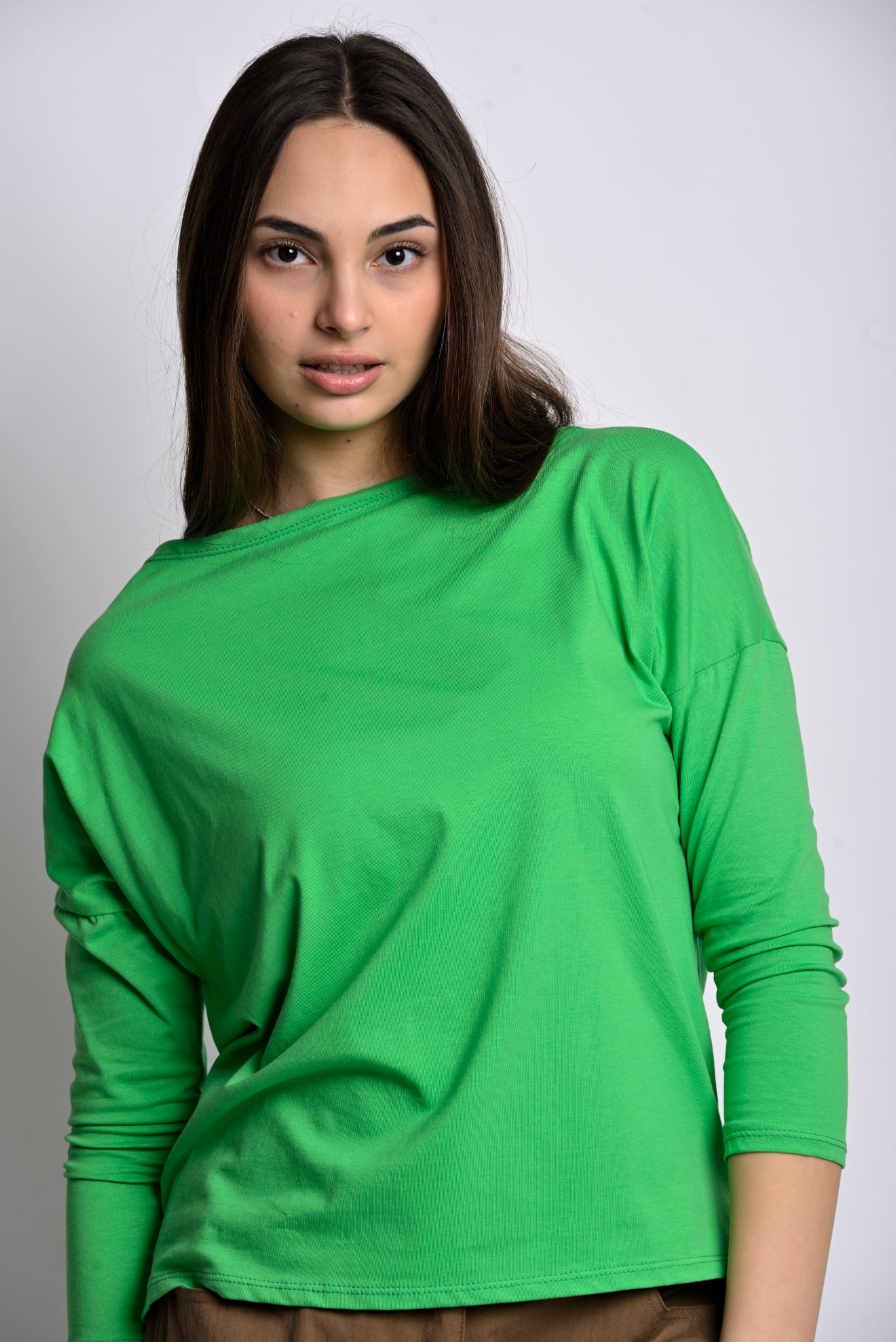 Bluză verde cu guler bărcuță și croială lejeră, vedere din față