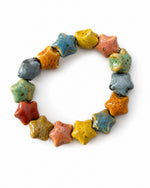 Brățară elastică din ceramică cu stele colorate, fundal alb, All Above Boutique