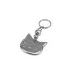 Breloc handmade din aluminiu reciclat, cu pandantiv argintiu în formă de cap de pisică, decorat cu detalii minimaliste – design jucăuș și eco-friendly.